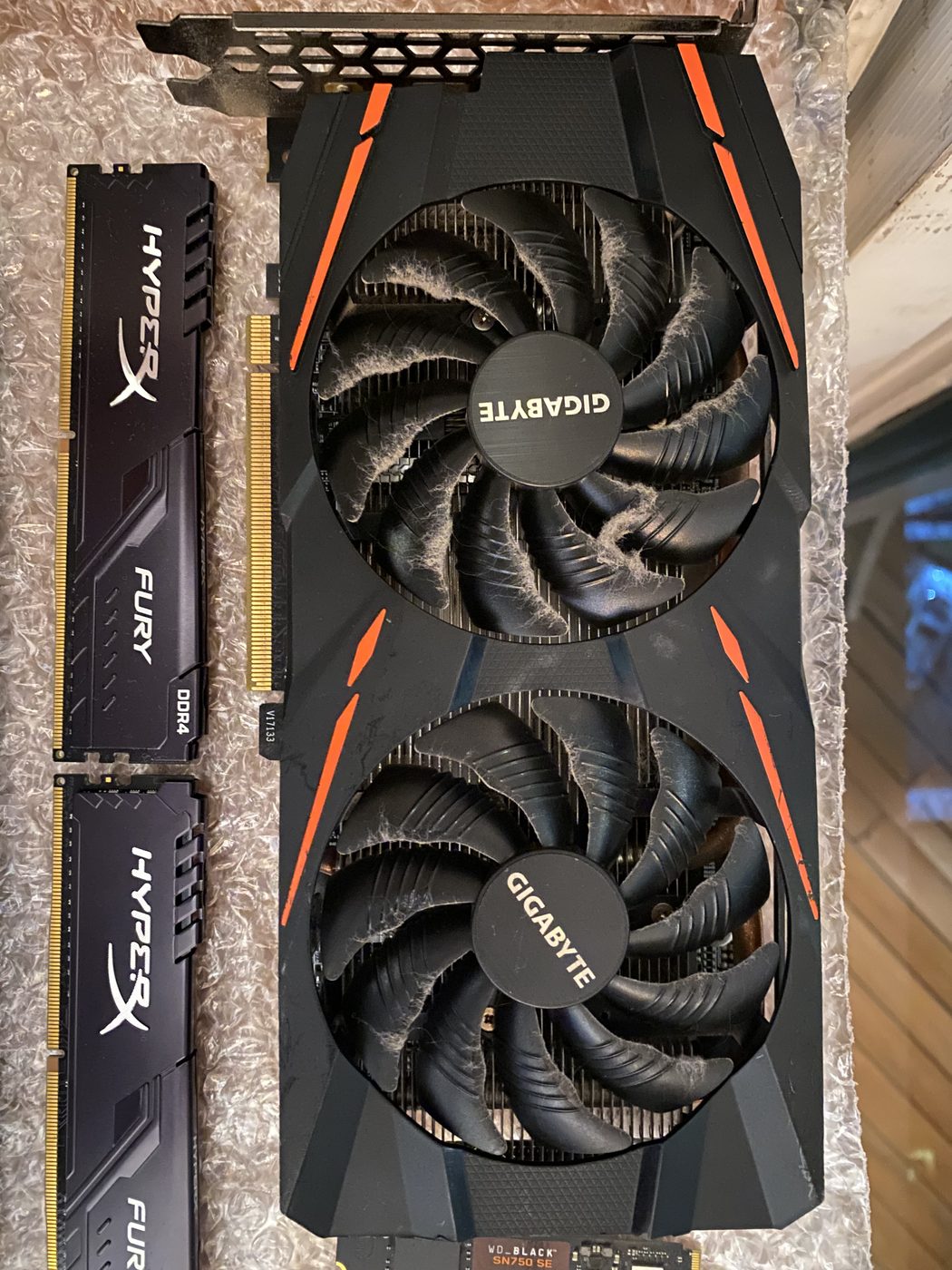 Placa de video de dos coolers junto a los módulos de memoria, antes del armado
