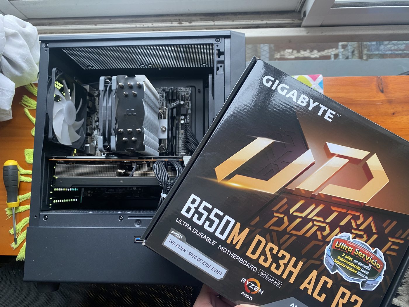 Motherboard montada dentro del gabinete, con su caja al lado