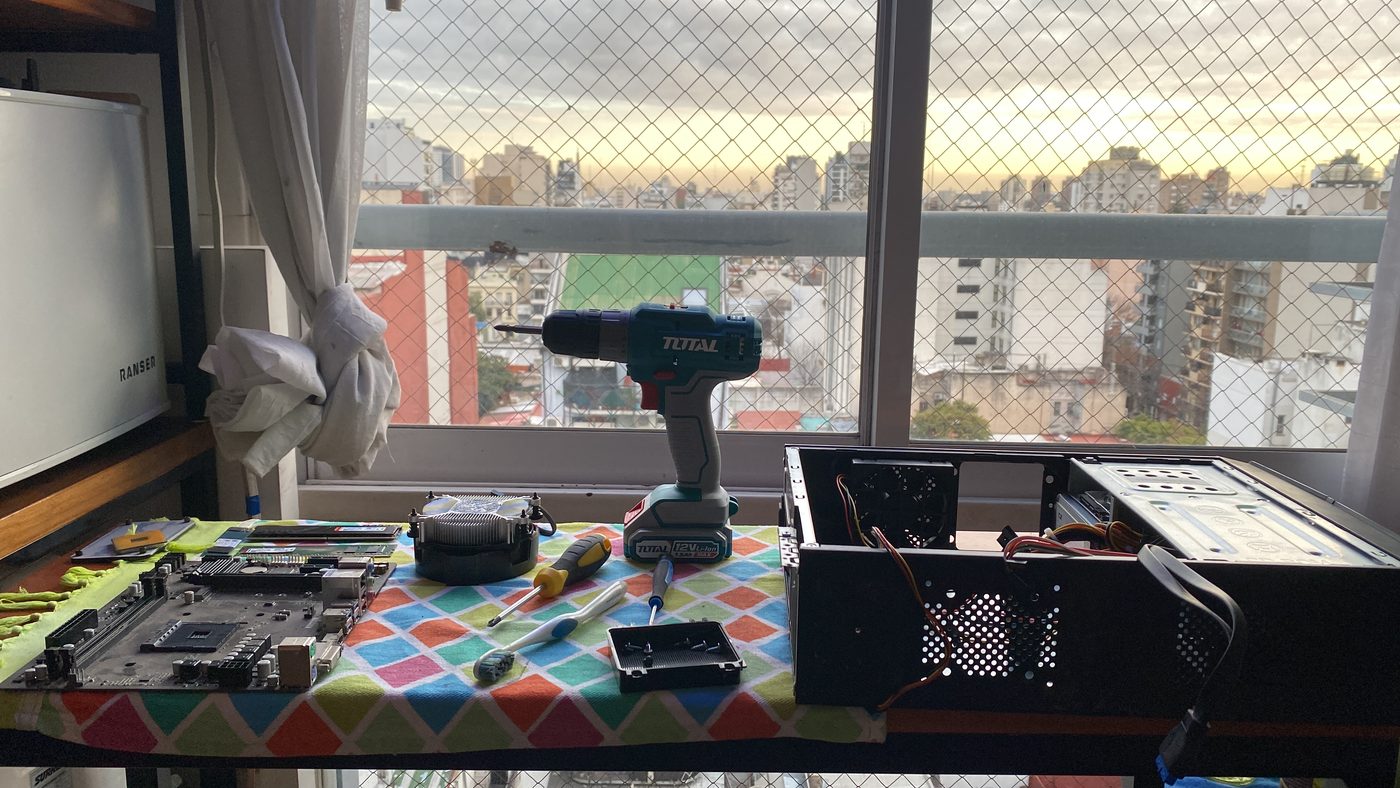 Motherboard y gabinete preparados para el ensamblado