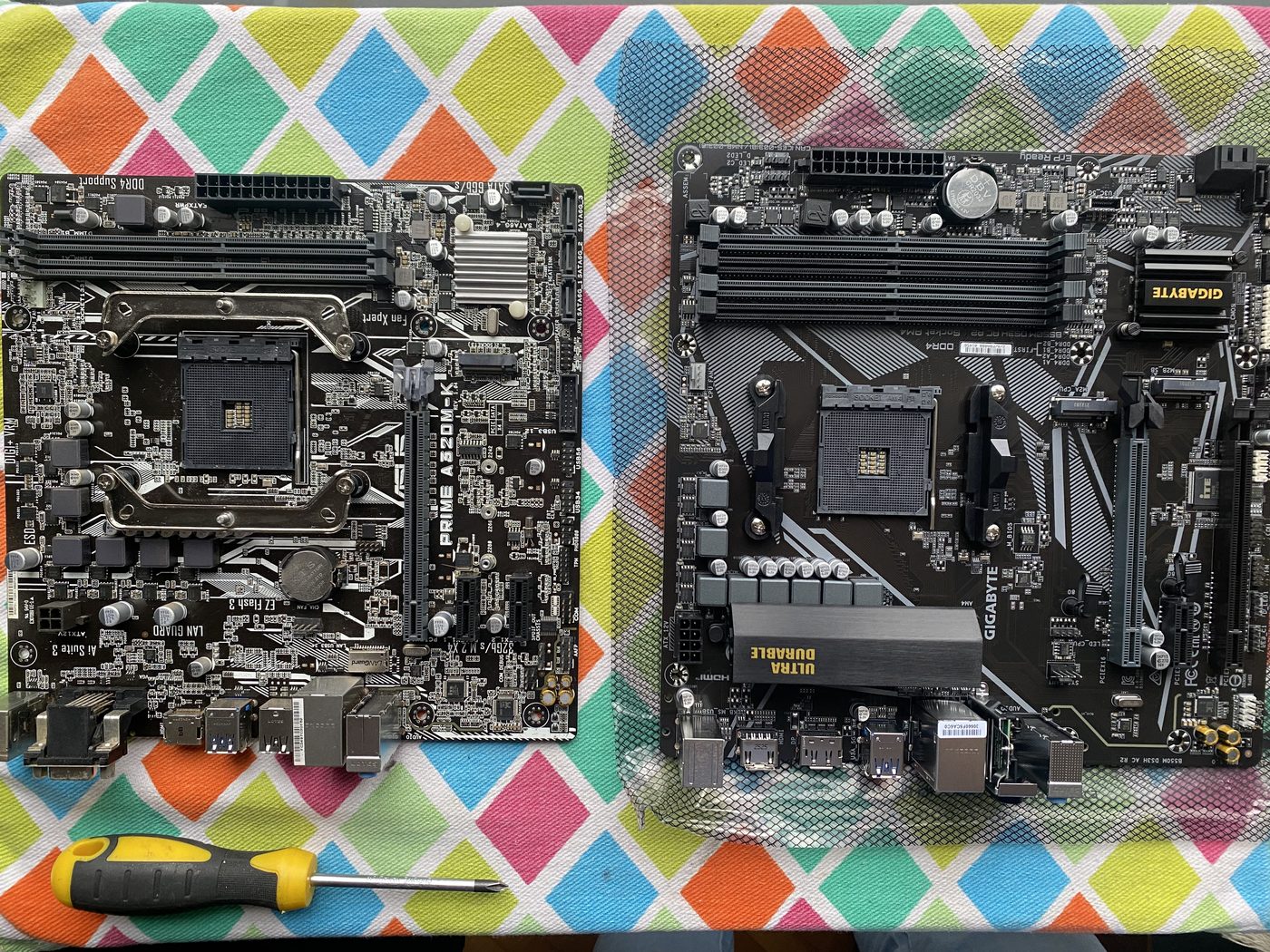Dos motherboards sobre la mesa de trabajo listas para el armado
