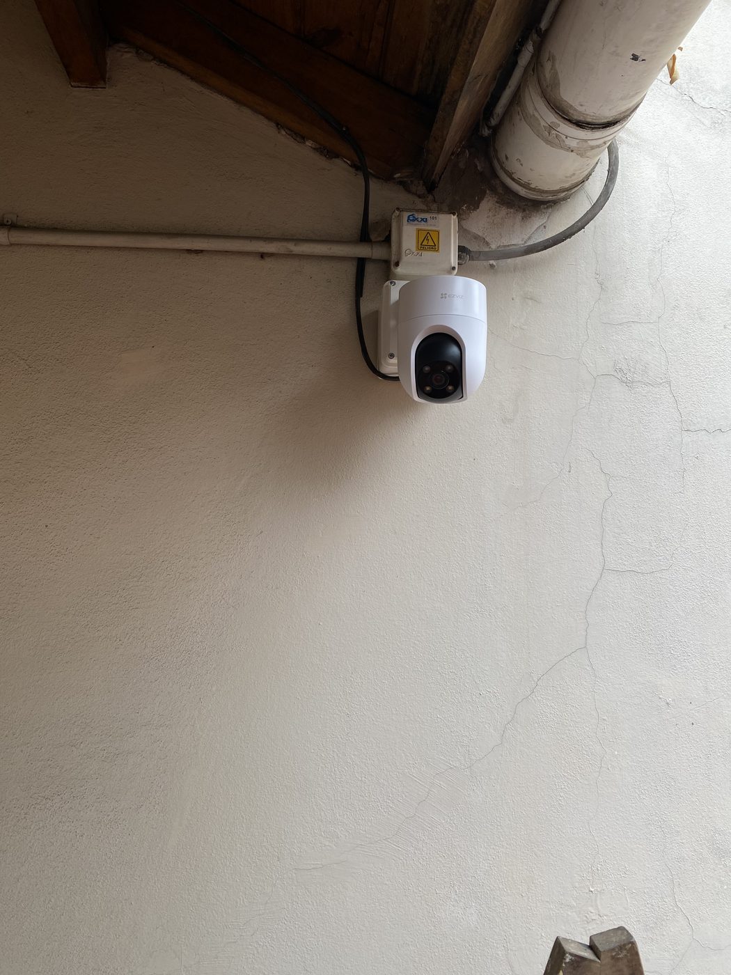 Cámara domo instalada en la pared exterior de una vivienda