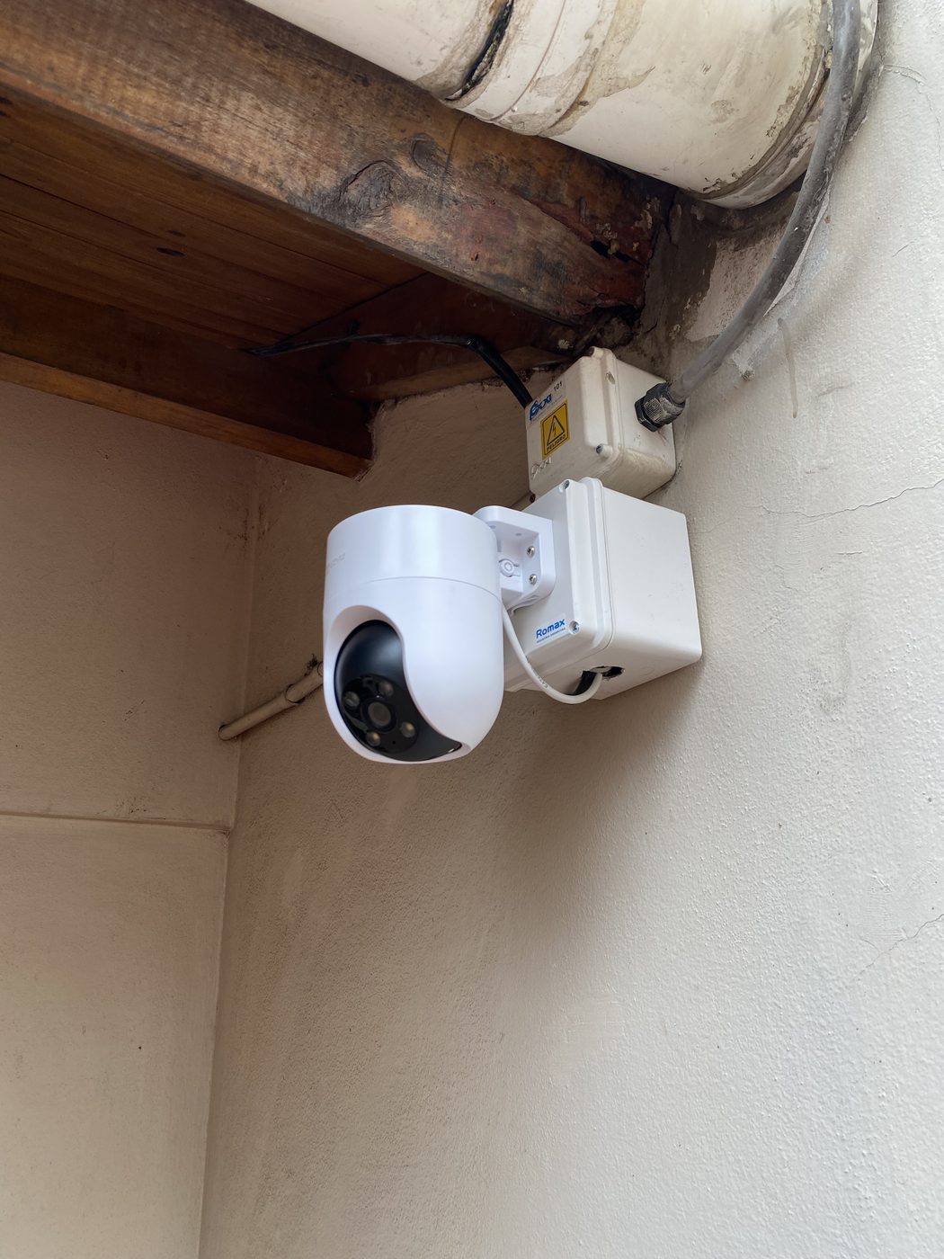 Cámara instalada bajo el alero, con su caja de conexión