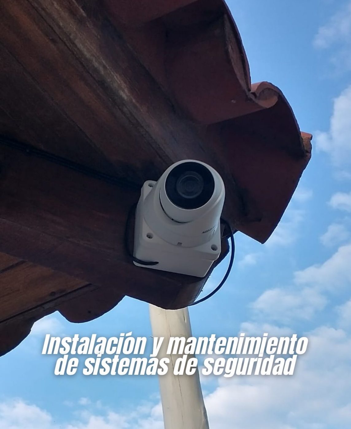 Pieza de LobotecAr sobre una cámara instalada bajo el alero: «Instalación y mantenimiento de sistemas de seguridad»
