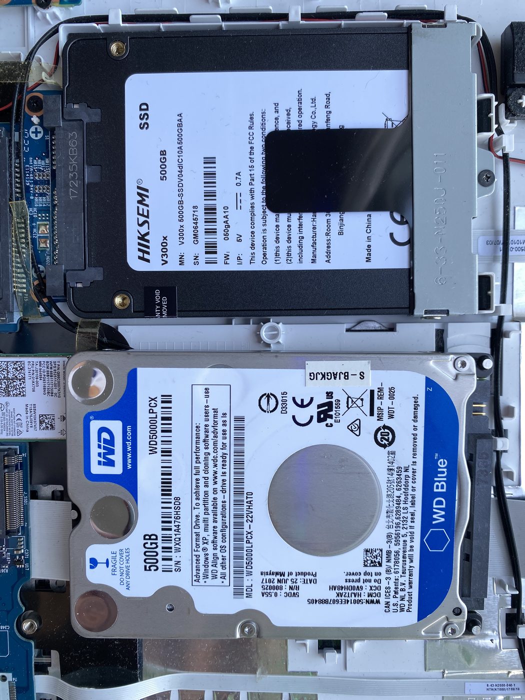 Interior de una notebook abierta, con las unidades de almacenamiento a la vista