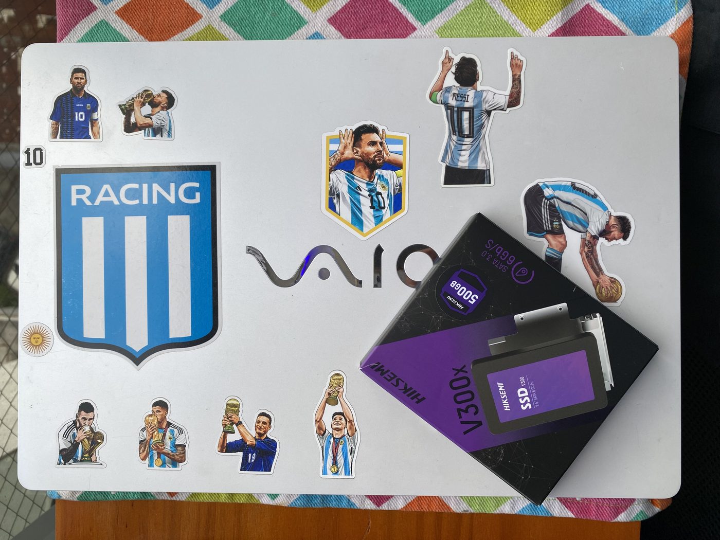 Notebook VAIO personalizada con calcos, sobre la mesa de trabajo