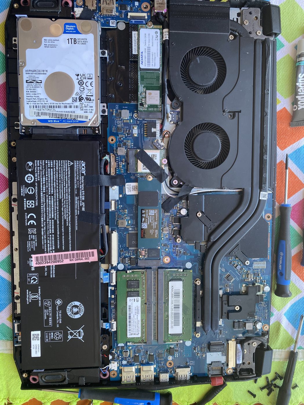 Interior de una notebook: almacenamiento, memoria y ventilación a la vista