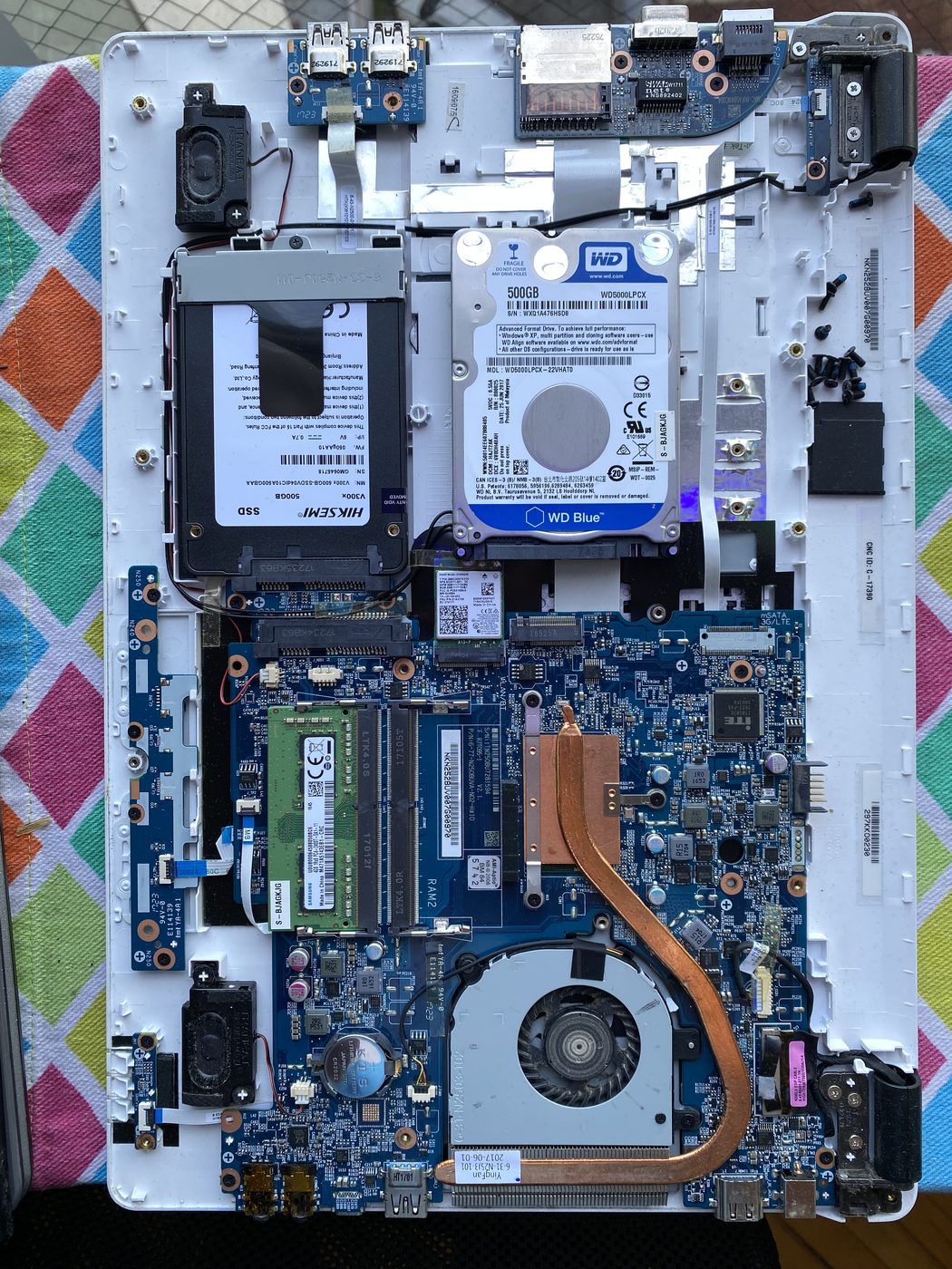 Motherboard de notebook fuera del chasis durante la reparación