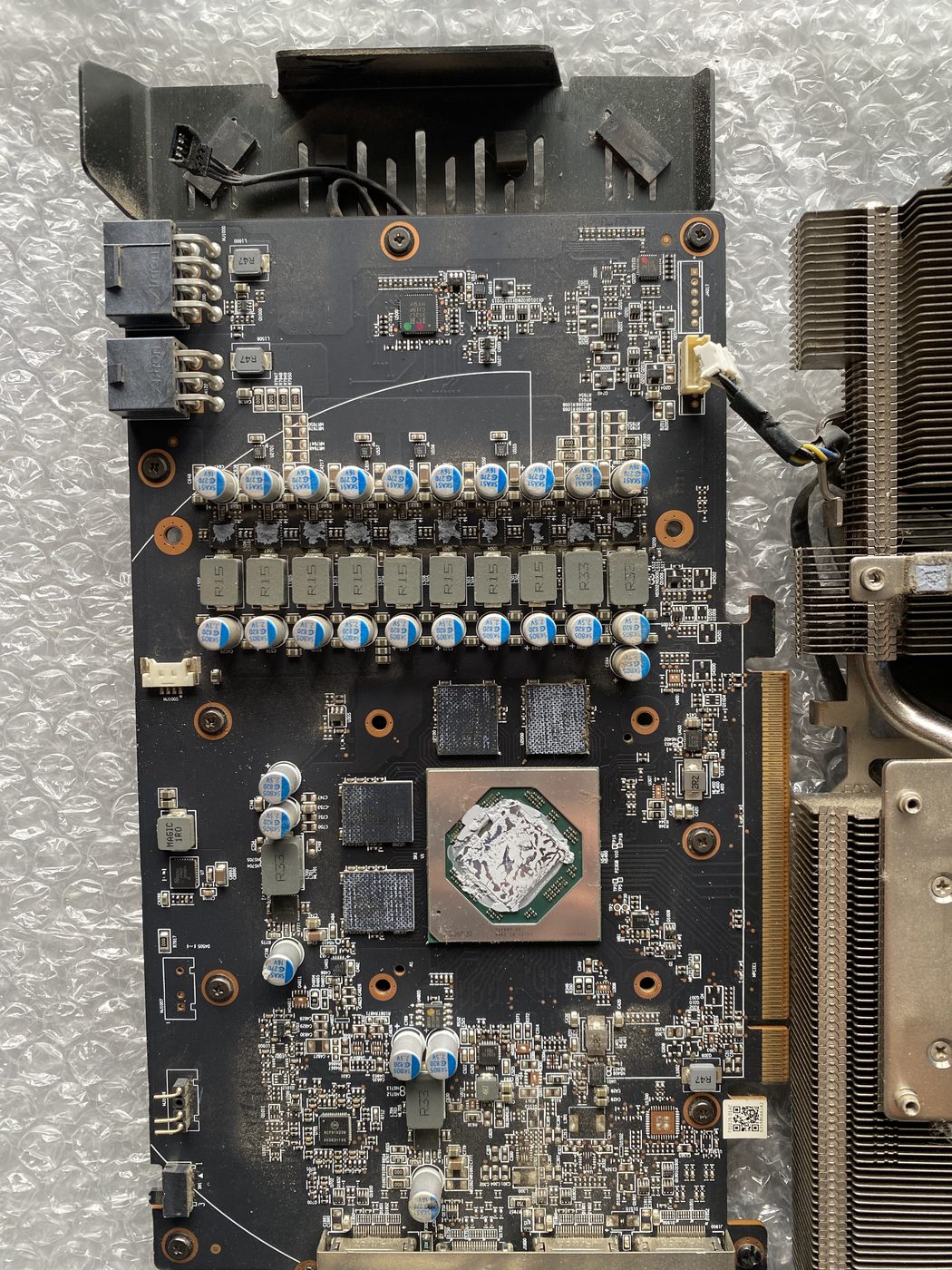 Placa de video desarmada con el disipador separado