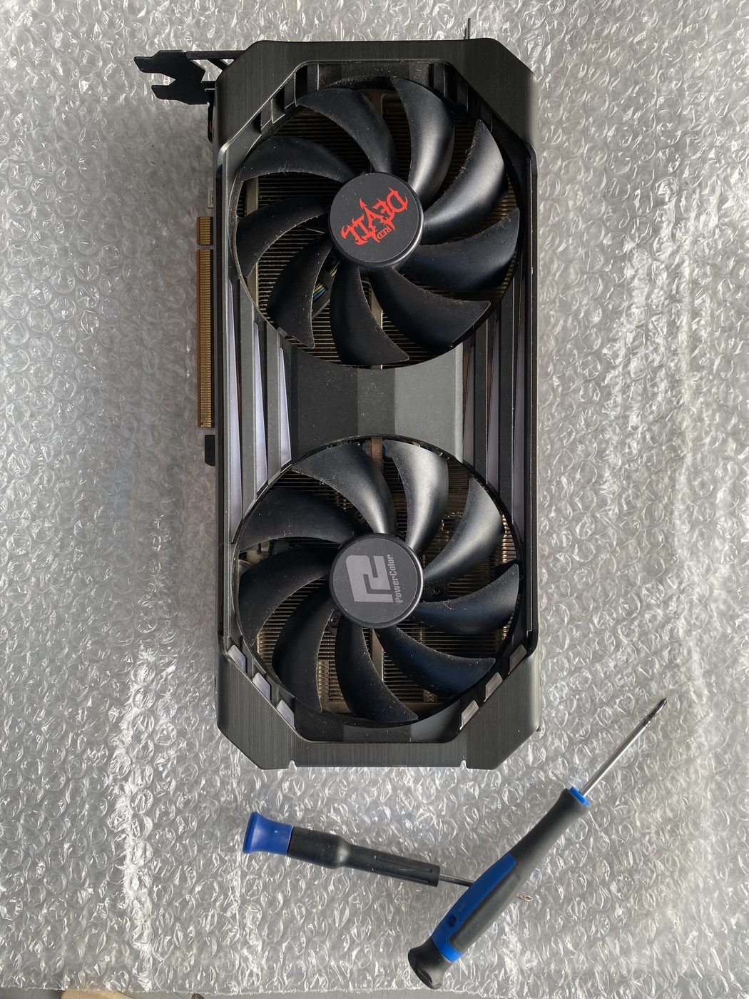 Placa de video de dos coolers durante el mantenimiento